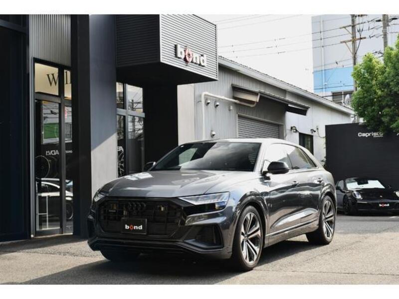 AUDI Q8