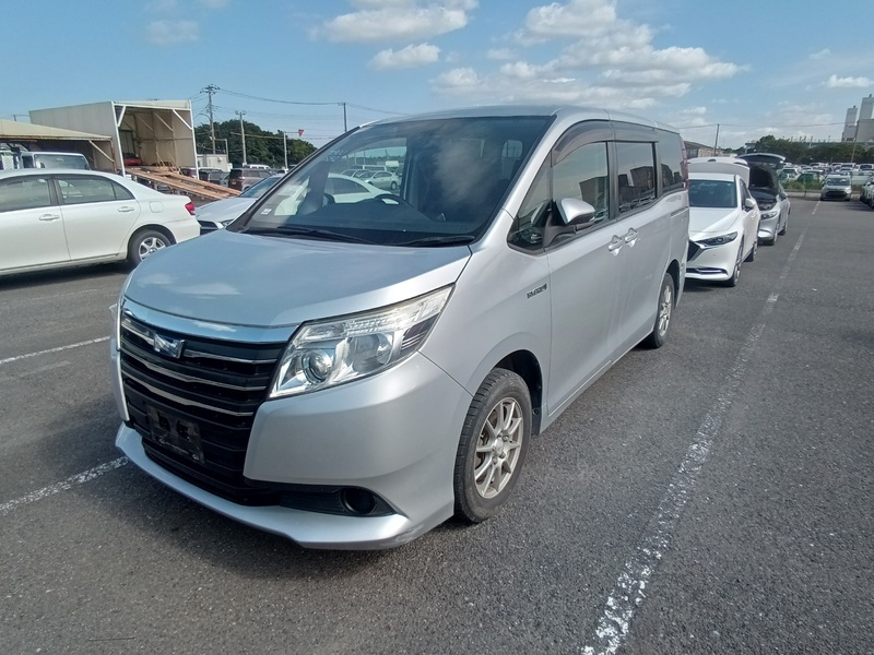 TOYOTA NOAH