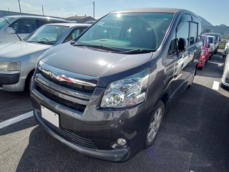 TOYOTA NOAH