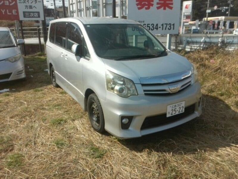TOYOTA NOAH