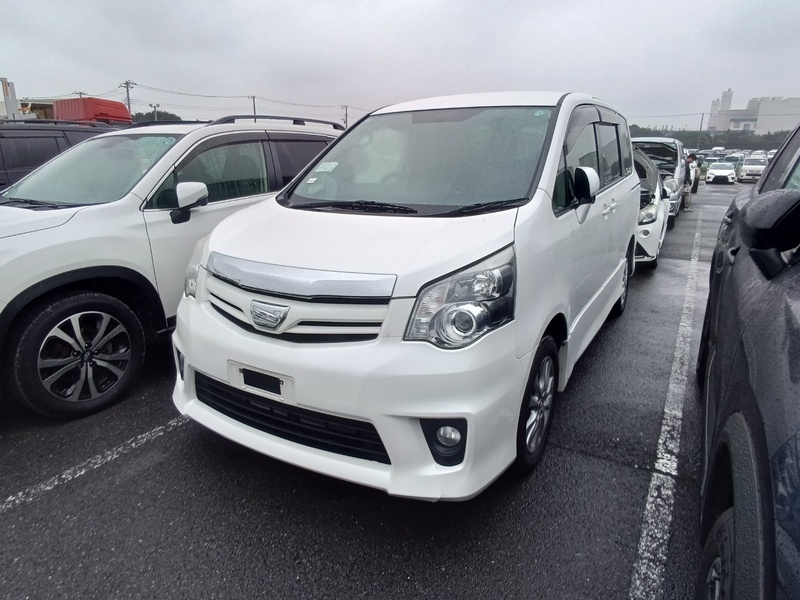 TOYOTA NOAH
