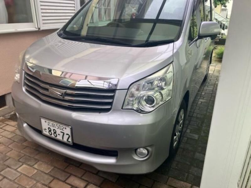 TOYOTA NOAH