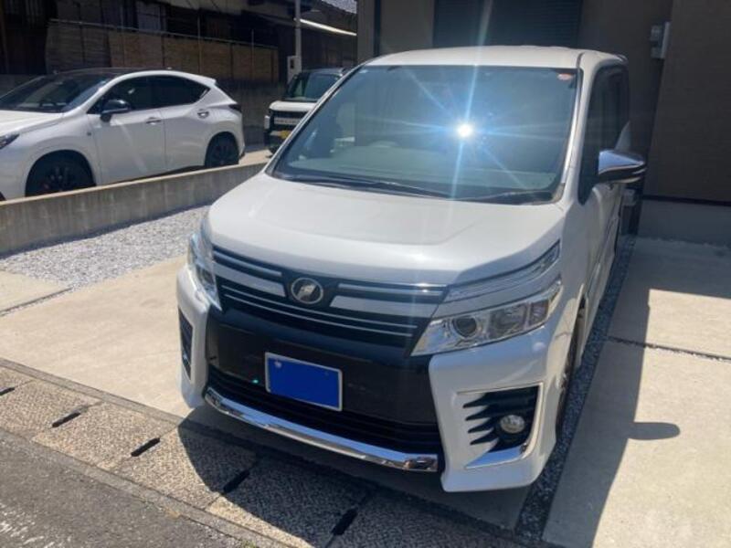 TOYOTA VOXY