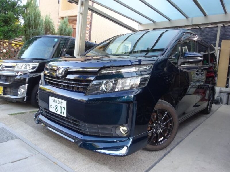 TOYOTA VOXY
