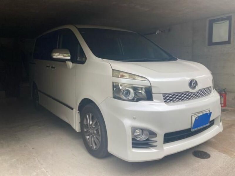 TOYOTA VOXY