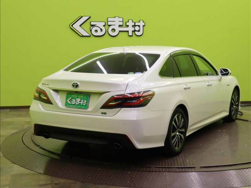 Toyota crown azsh20