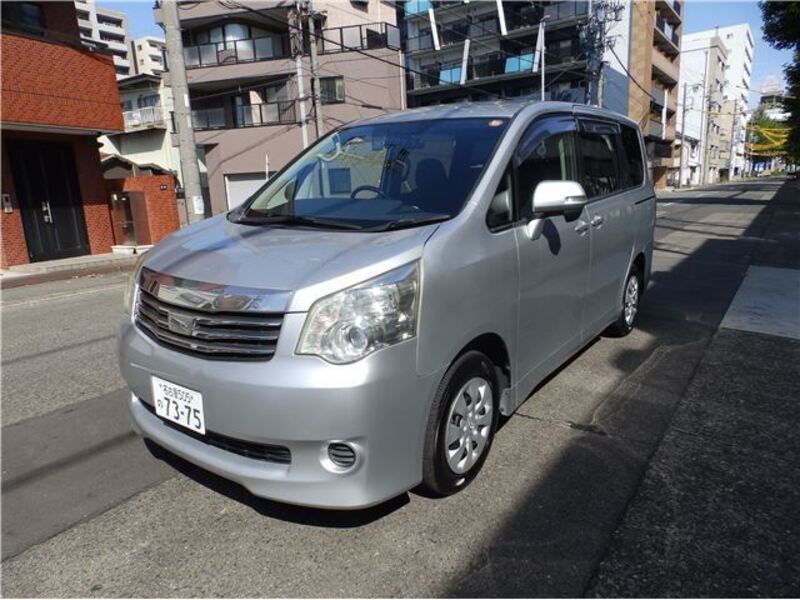 TOYOTA NOAH
