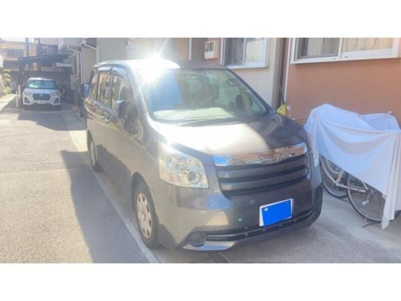 TOYOTA NOAH