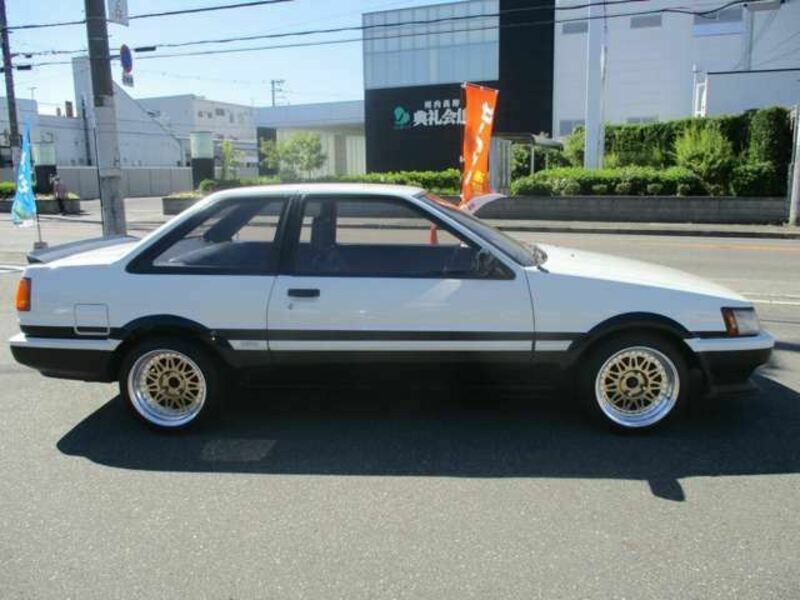 COROLLA LEVIN