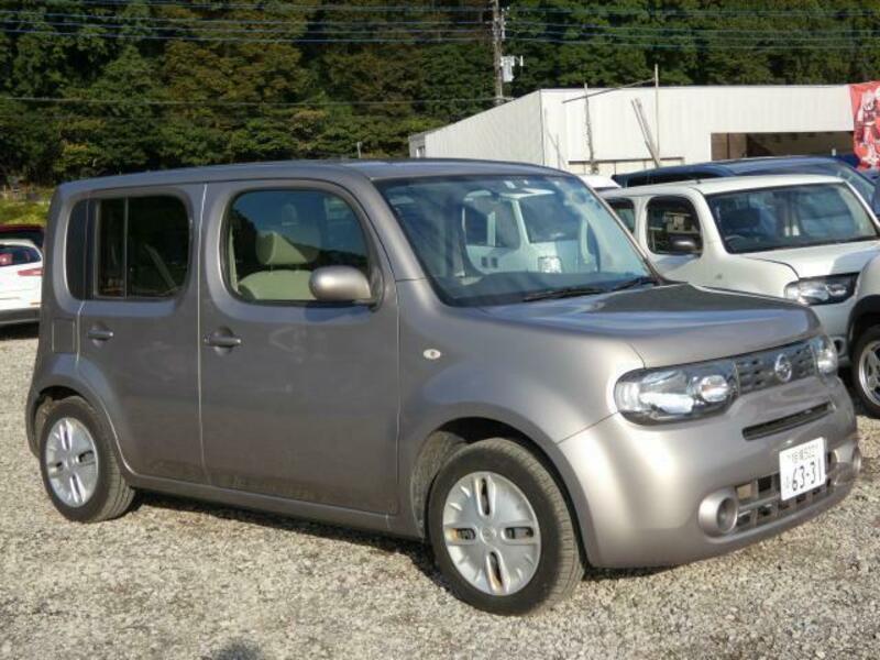 grey nissan cube