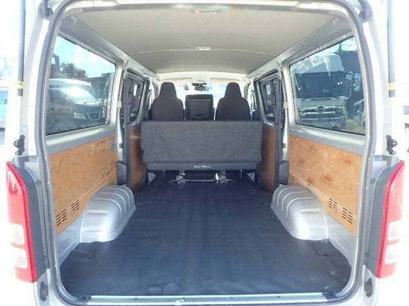 BONGO BRAWNY VAN