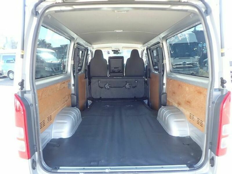 BONGO BRAWNY VAN