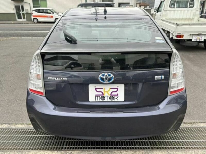 PRIUS-8